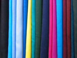 What are the requirements for dye performance in cold pad batch dyeing?